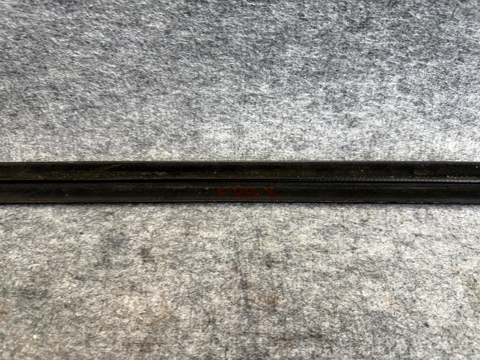 ♦️12-20 TESLA MODEL S FRONT RIGHT SIDE DOOR WINDOW MOLDING TRIM OEM 1038394-00-A