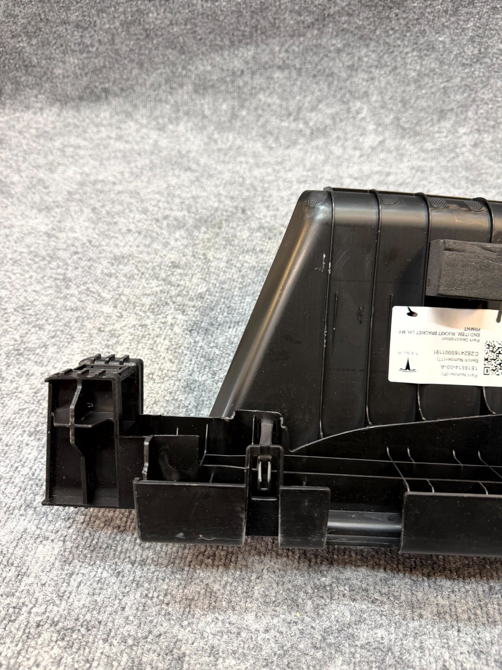 2020 - 2024 TESLA MODEL Y REAR LEFT SIDE TRUNK RUCKET BRACKET OEM, 1816614-00-A