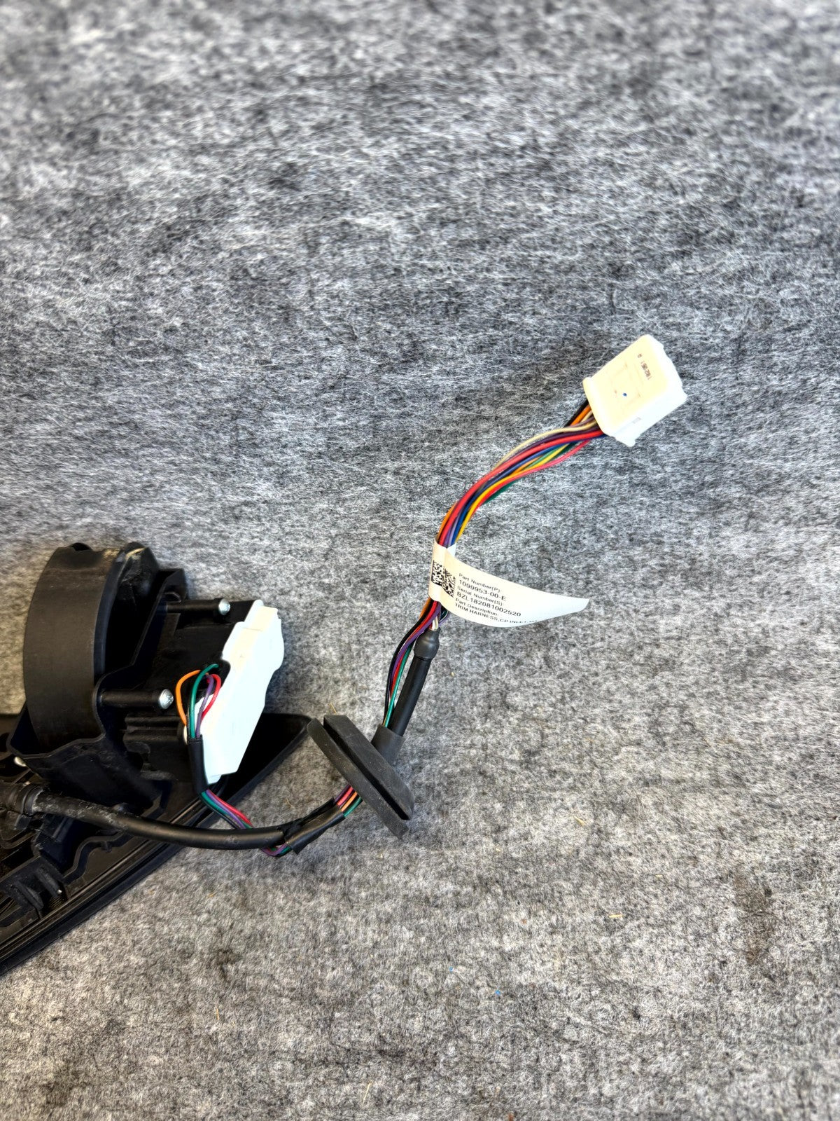 ♦️17–23 TESLA MODEL 3 REAR LEFT CHARGE CHARGING PORT REFLECTOR OEM, 1099953-00-E