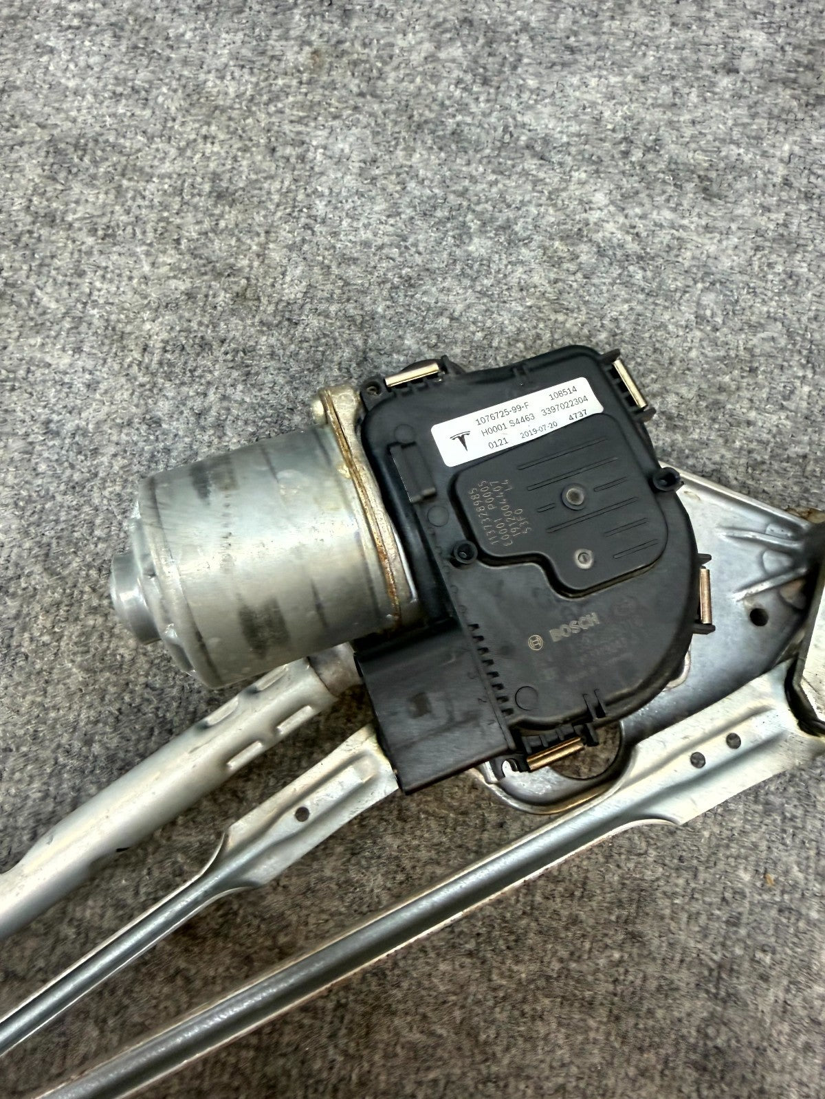 2020 - 2024 TESLA MODEL Y FRONT WINDSHIELD WIPER MOTOR OEM, 1076725-99-F