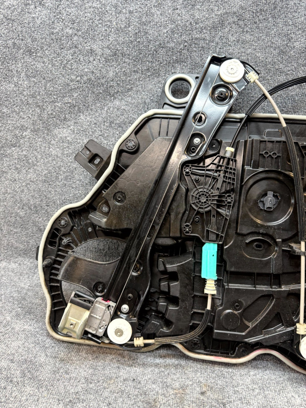 2020-2024 TESLA MODEL Y FRONT LEFT DOOR WINDOW REGULATOR & MOTOR OEM, 149551000E