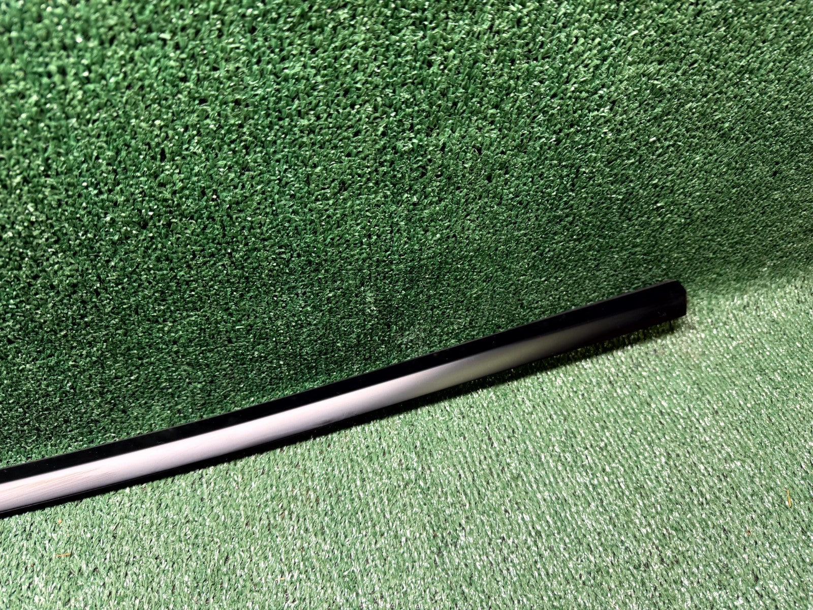 ♦️2020 – 2024 TESLA MODEL Y FRONT LEFT DOOR WINDOW BELT MOLDING OEM 1621166-00-B