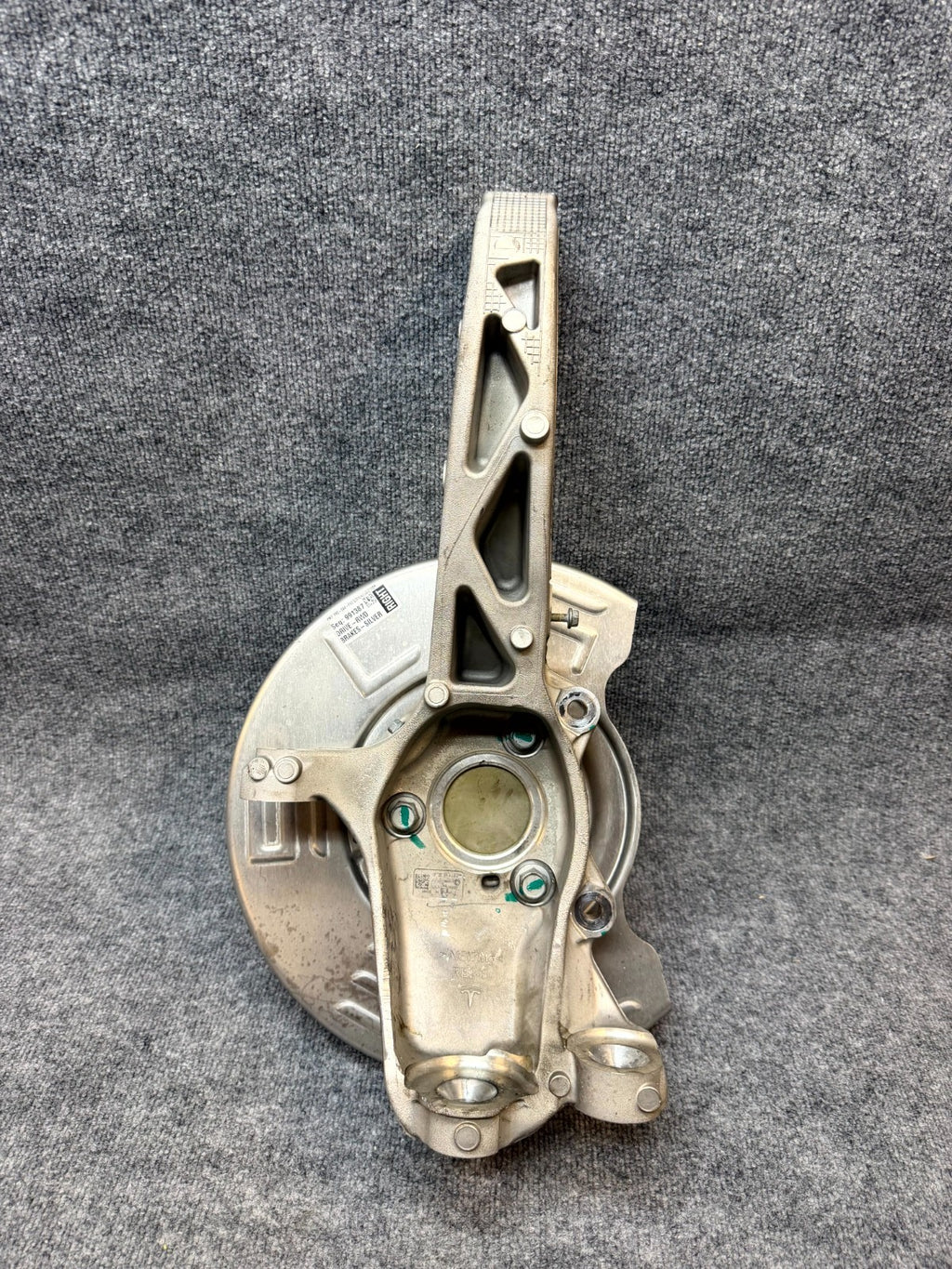 2020-2024 TESLA MODEL Y FRONT RIGHT SPINDLE KNUCKLE HUB & SHIELD OEM, 118831100F