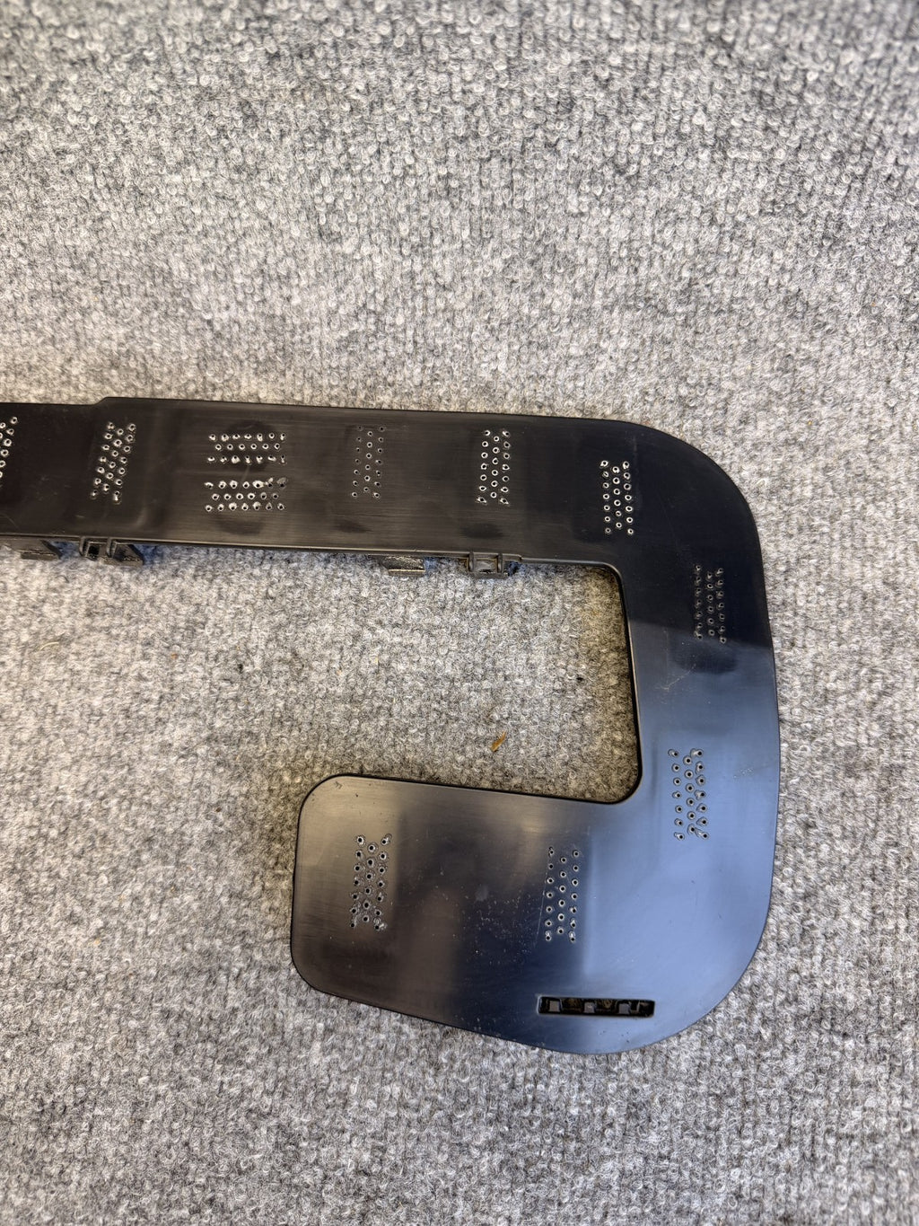 2020 - 2024 TESLA MODEL Y FRONT RIGHT BUMPER FOG LIGHT BRACKET OEM, 1493748-00-A