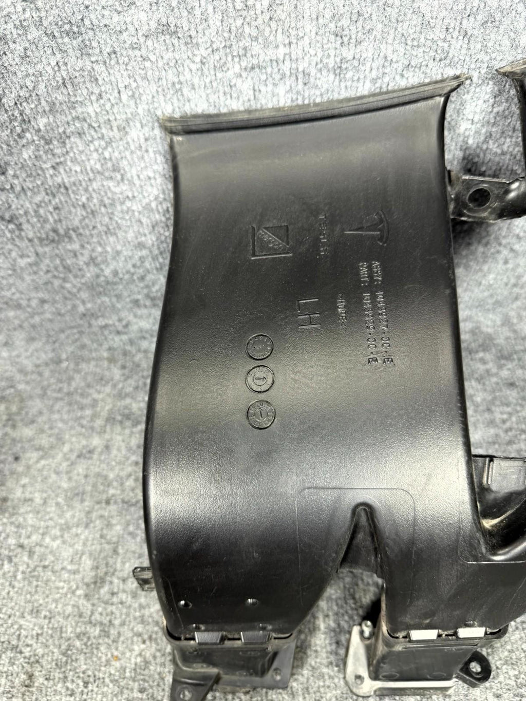 2016-2020 Tesla Model S Left Driver Side Air Duct Vent OEM, 1043927-00-E