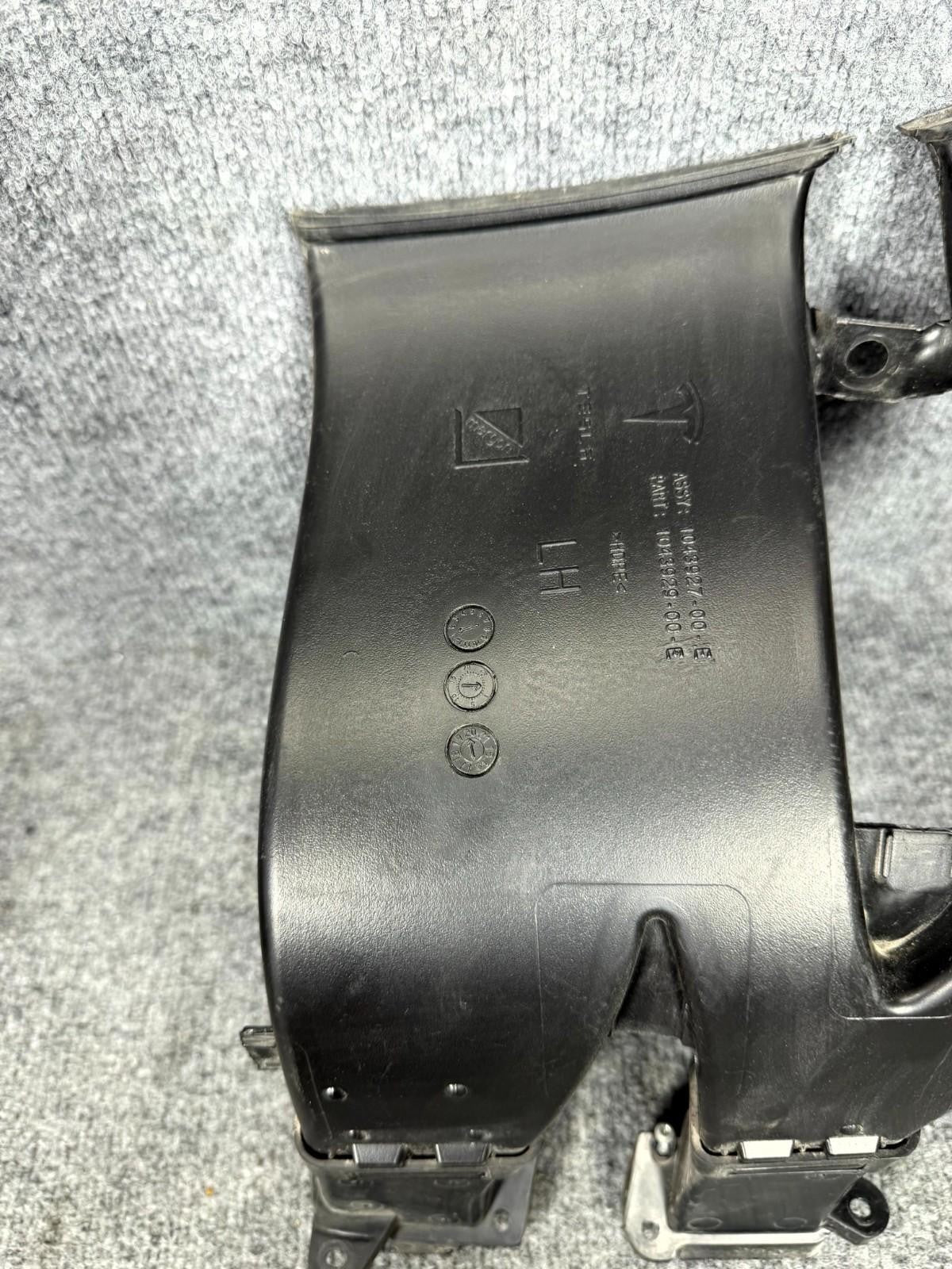 2016-2020 Tesla Model S Left Driver Side Air Duct Vent OEM, 1043927-00-E