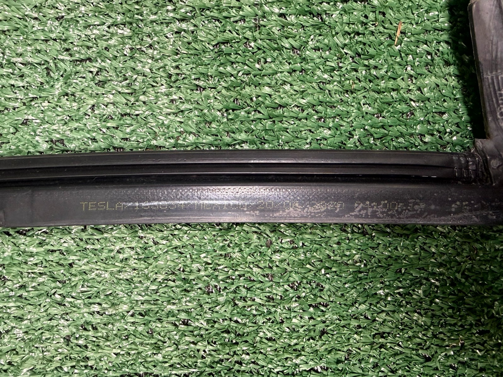 ♦️20-24 TESLA MODEL Y REAR RIGHT QUARTER PANEL WINDOW GLASS SEAL OEM, 149771400D
