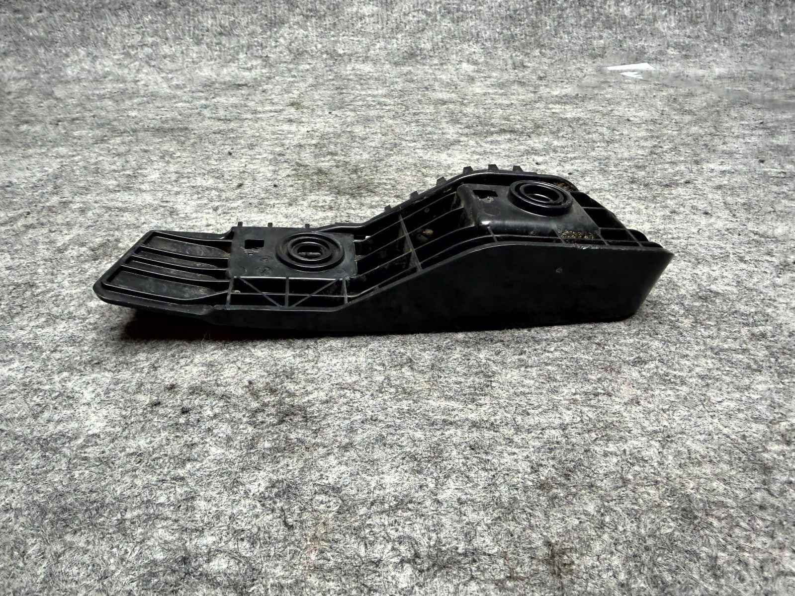 ♦️2017 - 2023 TESLA MODEL 3 RIGHT SIDE BUMPER BRACKET PLASTIC OEM, 1083993-00-D
