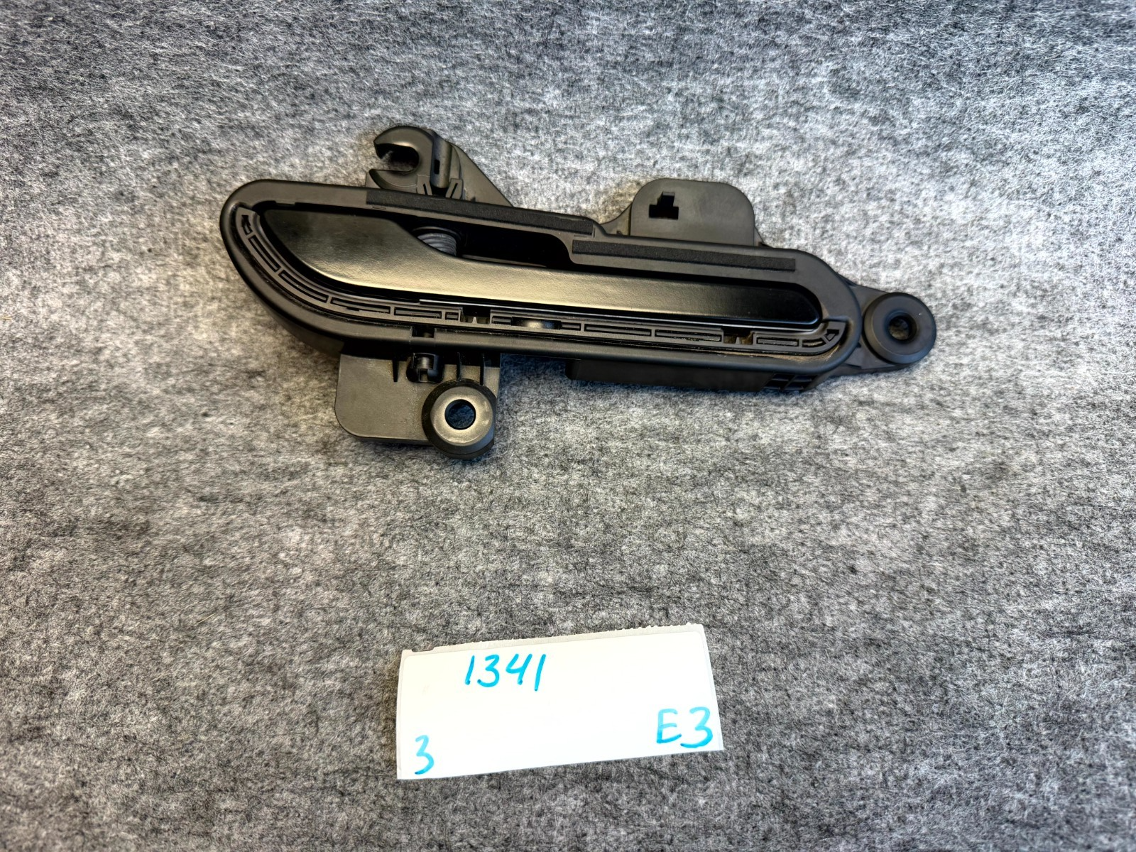 ♦️17 - 23 TESLA MODEL 3 RIGHT SIDE EXTERIOR DOOR PANEL HANDLE OEM, 1528115-10-D