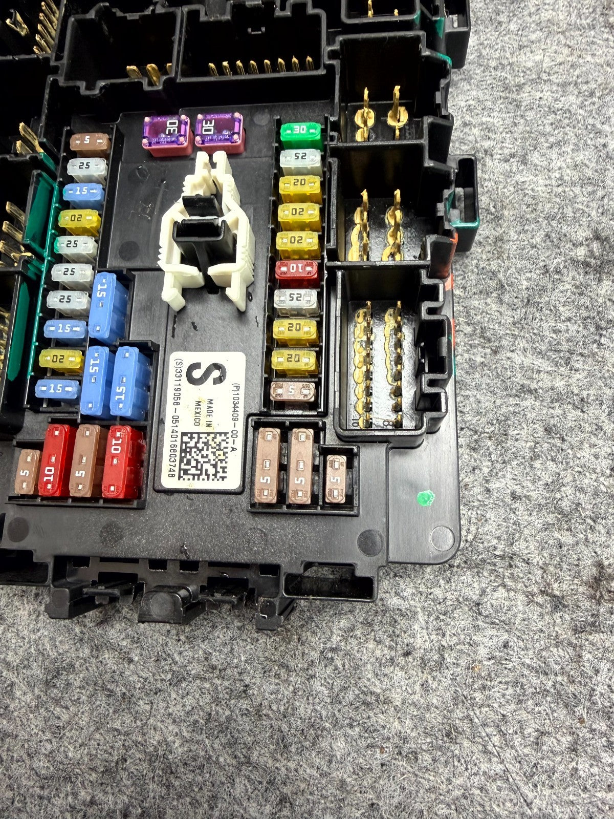 ♦️12-20 TESLA MODEL S RIGHT UNDER HOOD FUSE BOX RELAY JUNCTION OEM, 1034409-00-A