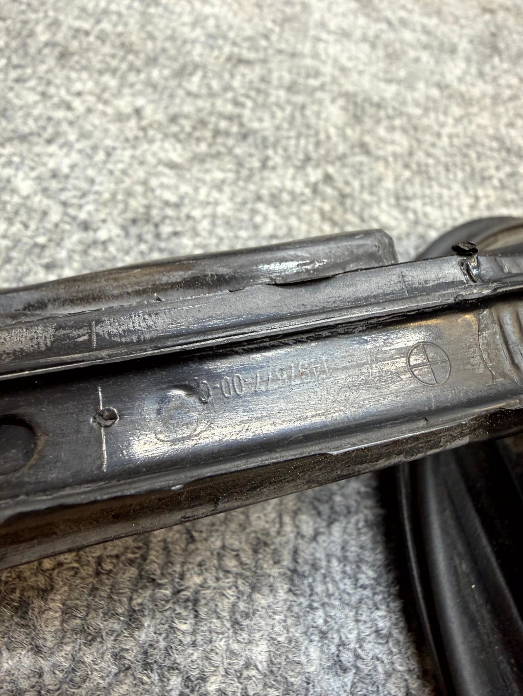 2020-2024 TESLA MODEL Y FRONT LEFT SIDE BODY HEADER RUBBER SEAL OEM,1497677-00-C