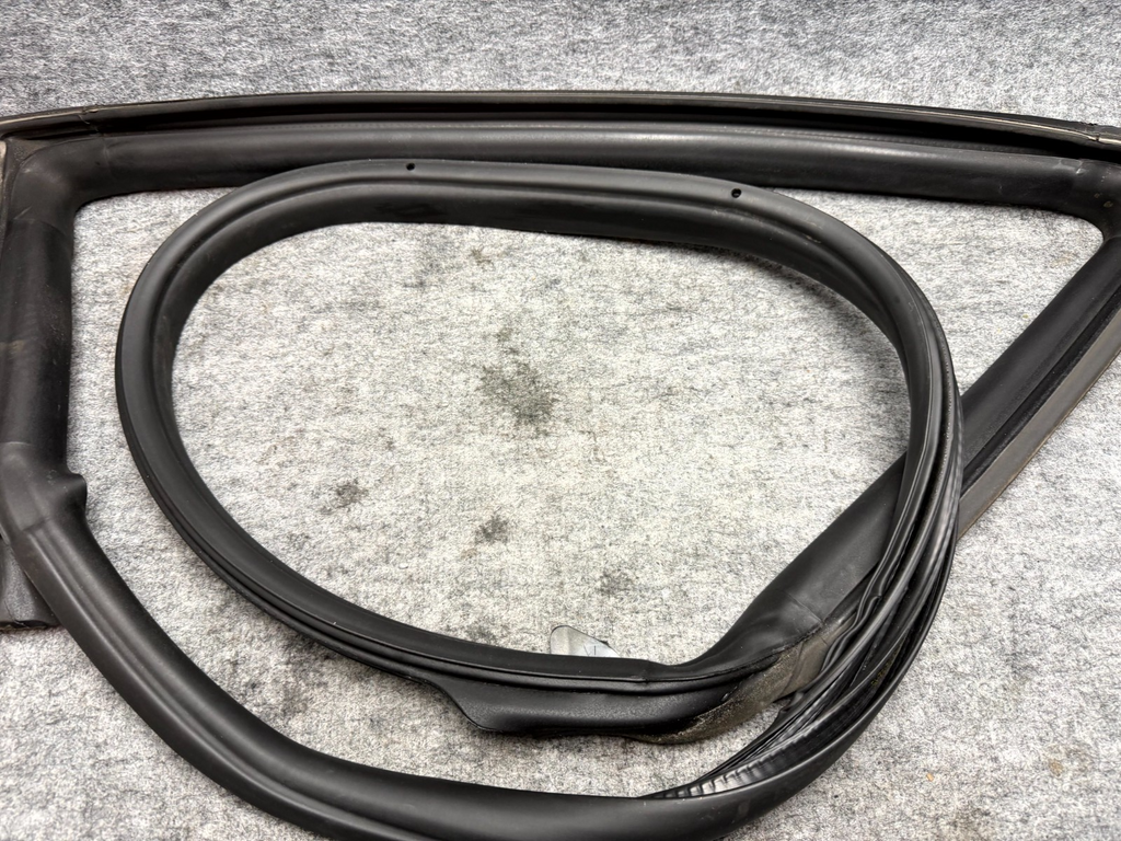 ♦️2017 - 2023 TESLA MODEL 3 FRONT LEFT BODY SEAL WEATHERSTRIP OEM, 1090510-00-O