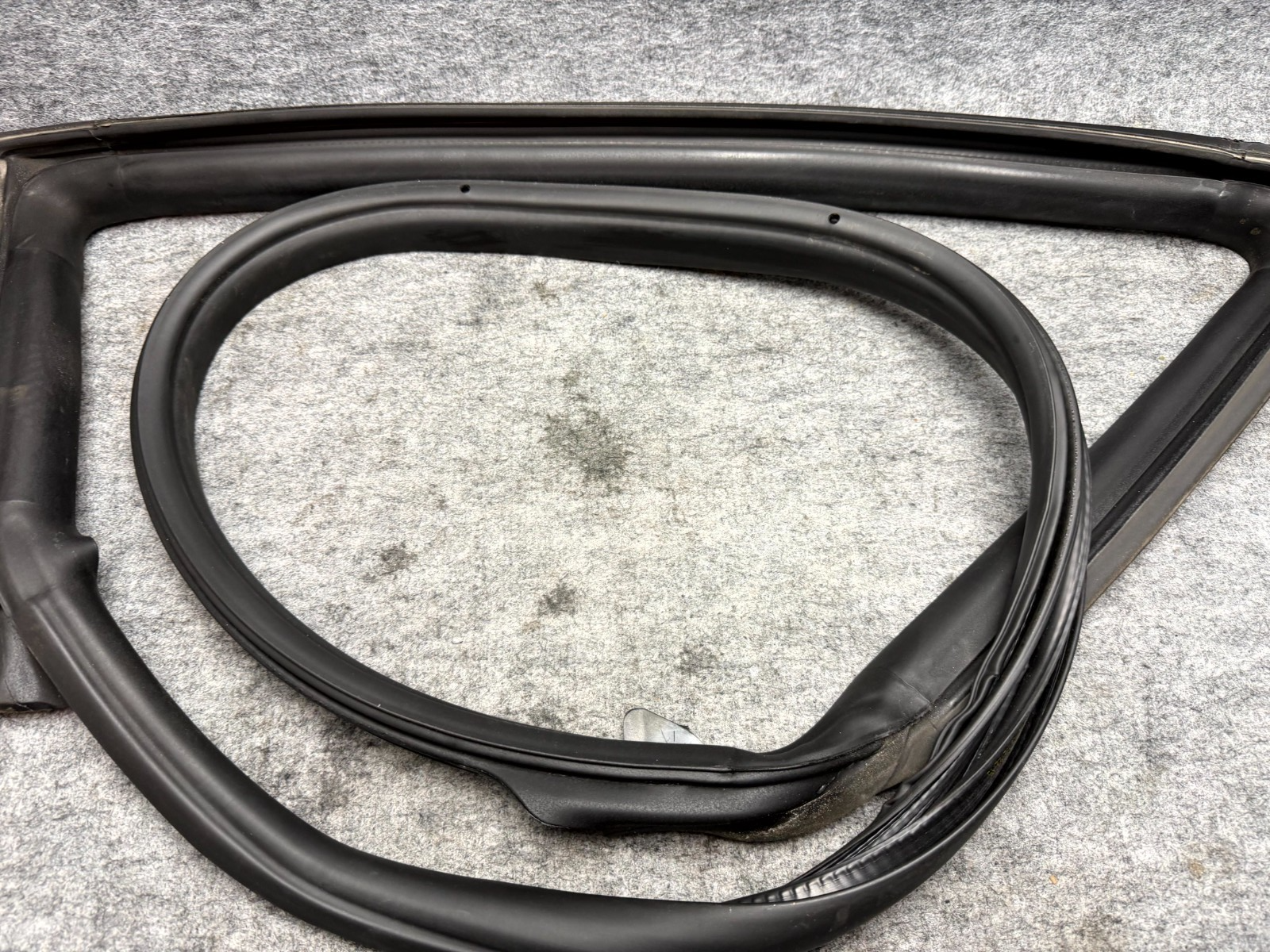 ♦️2017 - 2023 TESLA MODEL 3 FRONT LEFT BODY SEAL WEATHERSTRIP OEM, 1090510-00-O