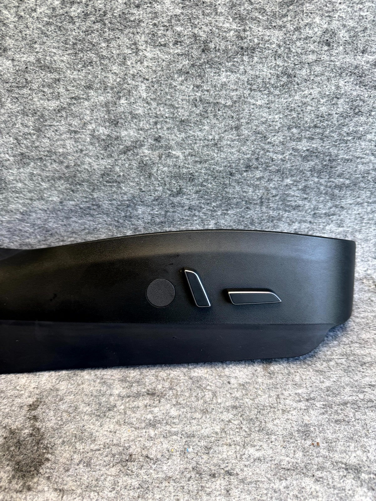 ♦️17–23 TESLA MODEL 3 FRONT RIGHT SEAT SWITCH OUTER TRIM COVER OEM, 1098349-00-G