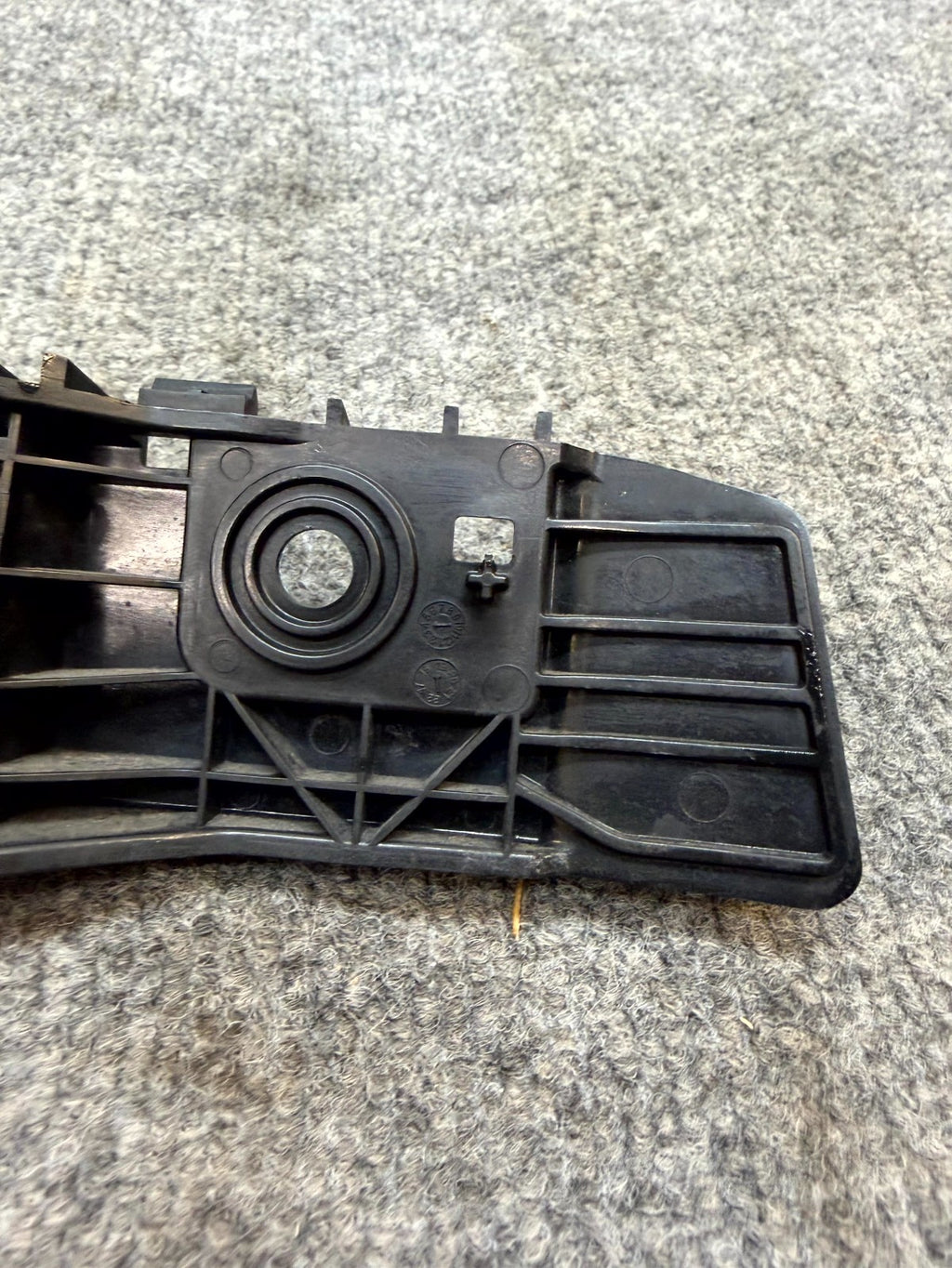 2017-2023 TESLA MODEL 3 LEFT SIDE TAILLIGHT TAIL LIGHT BRACKET OEM, 1083992-00-D