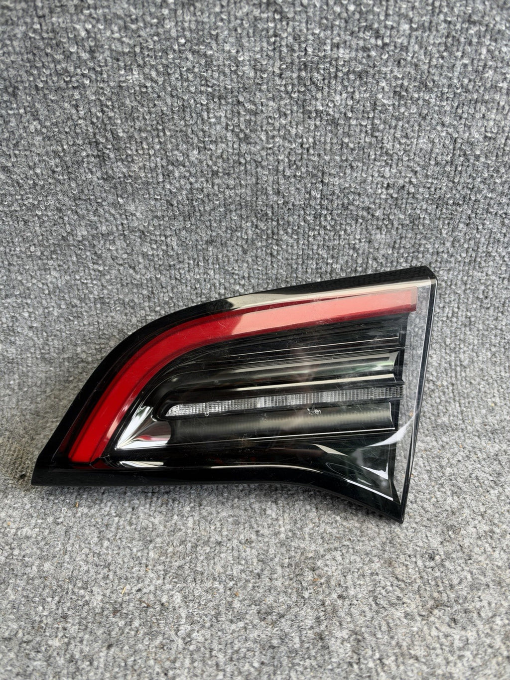 OEM 2020 - 2024 Tesla Model Y Right Inner 4 Pin Tail Light Lamp 1502089-00-B