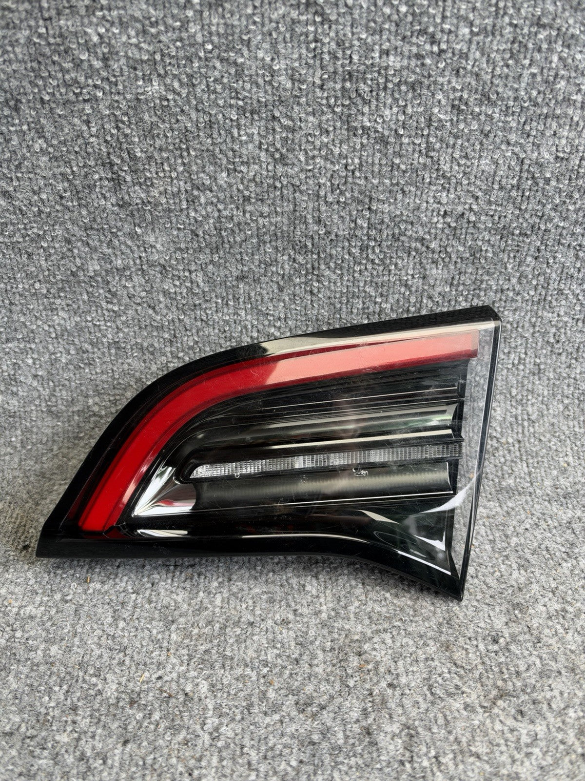 OEM 2020 - 2024 Tesla Model Y Right Inner 4 Pin Tail Light Lamp 1502089-00-B