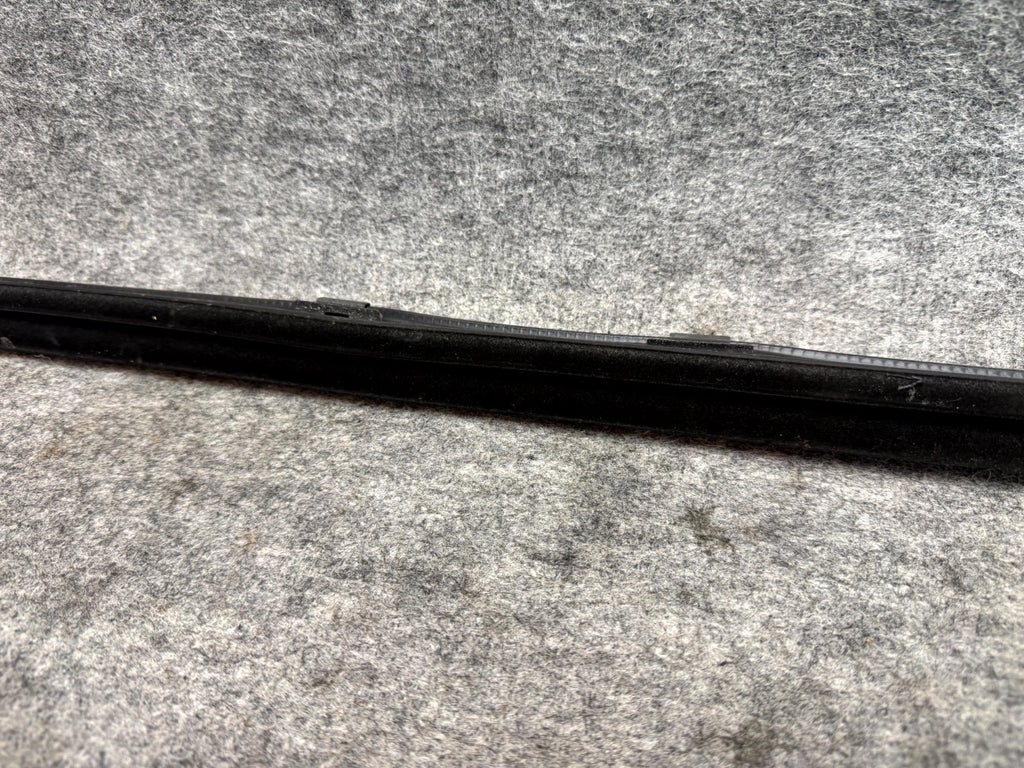 ♦️12-20 TESLA MODEL S REAR RIGHT DOOR WINDOW WEATHERSTRIP SEAL OEM, 1038407-00-A