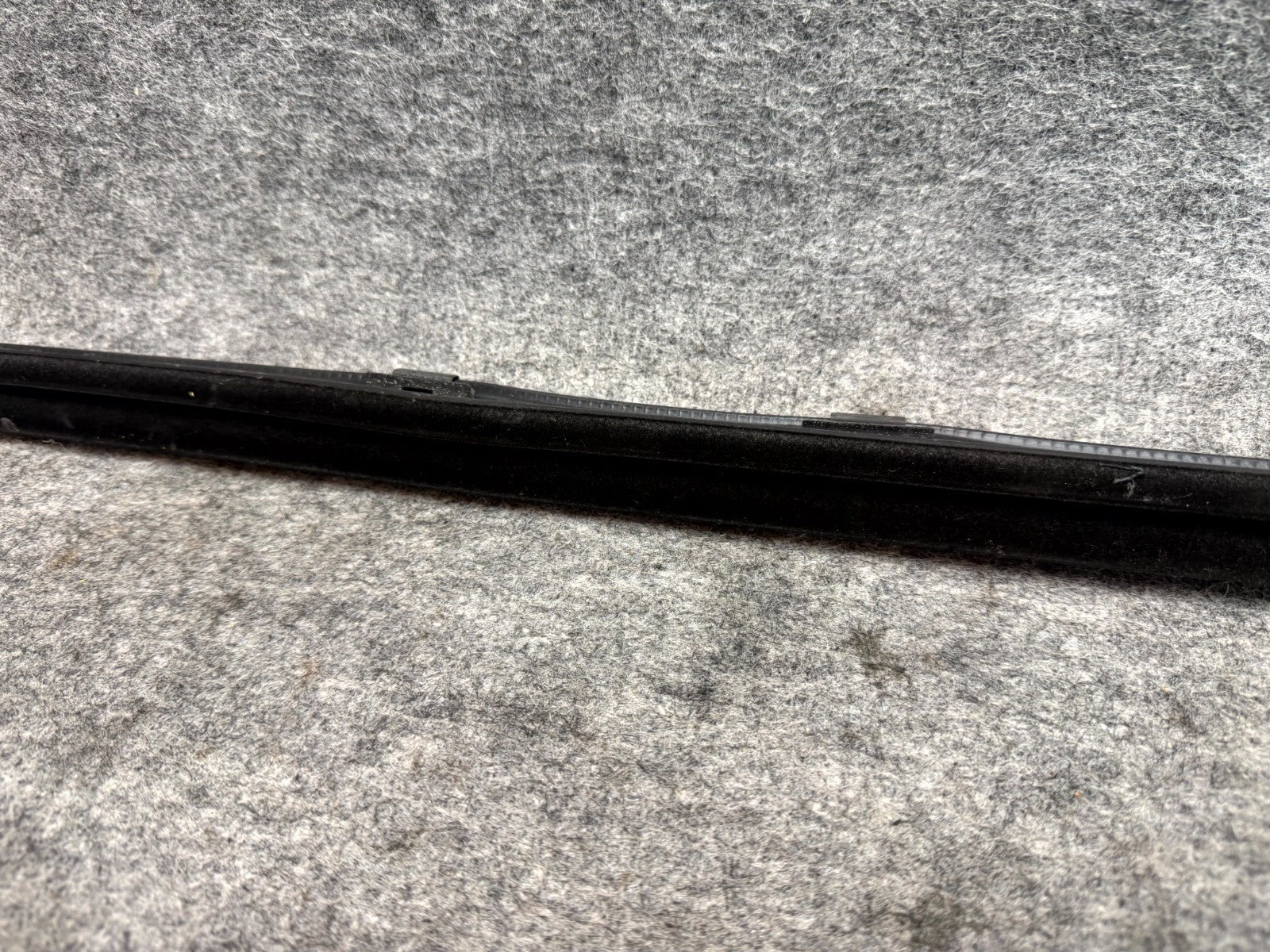 ♦️12-20 TESLA MODEL S REAR RIGHT DOOR WINDOW WEATHERSTRIP SEAL OEM, 1038407-00-A