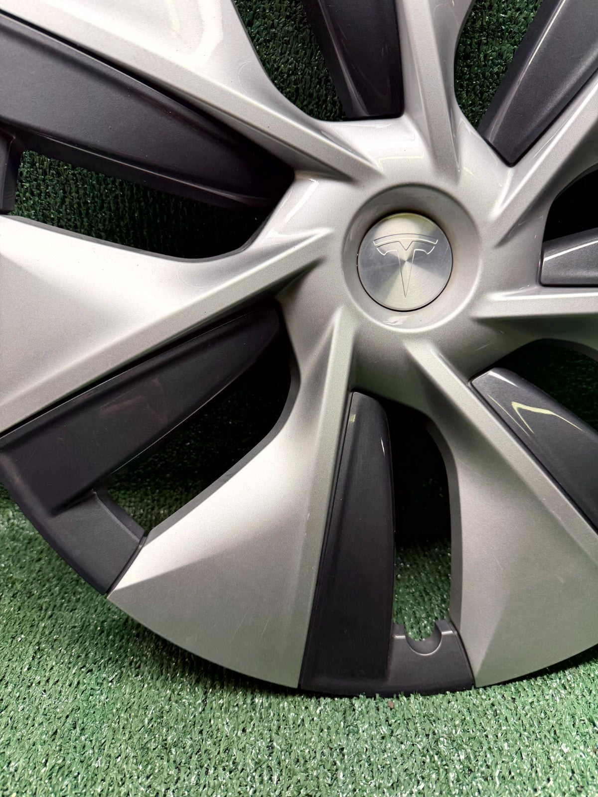♦️20-24 TESLA MODEL Y 19" GEMINI WHEEL RIM HUBCAP COVER OEM, 1044235-00-B