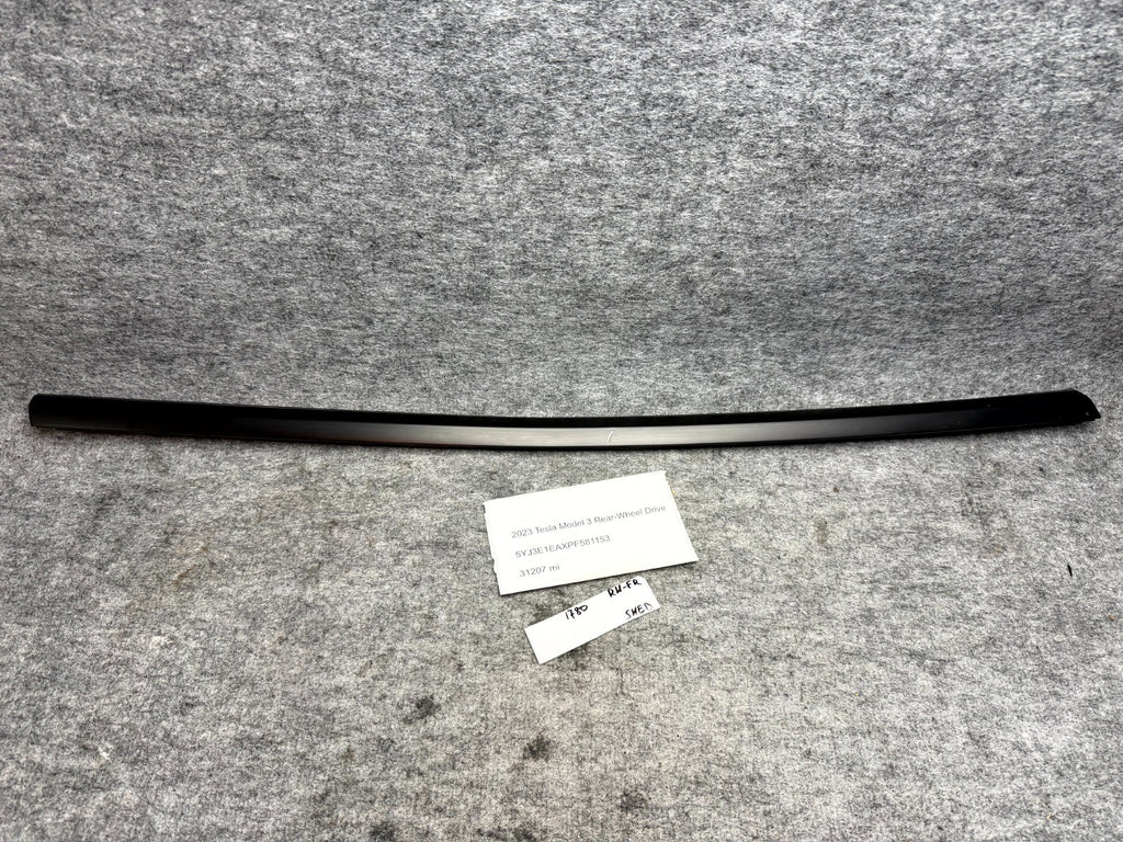 ♦️17-23 TESLA MODEL 3 FRONT RIGHT DOOR WINDOW OUTER BELT MOLDING OEM, 108068401I