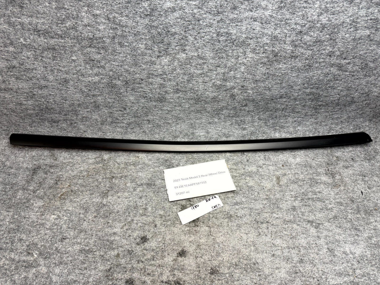 ♦️17-23 TESLA MODEL 3 FRONT RIGHT DOOR WINDOW OUTER BELT MOLDING OEM, 108068401I