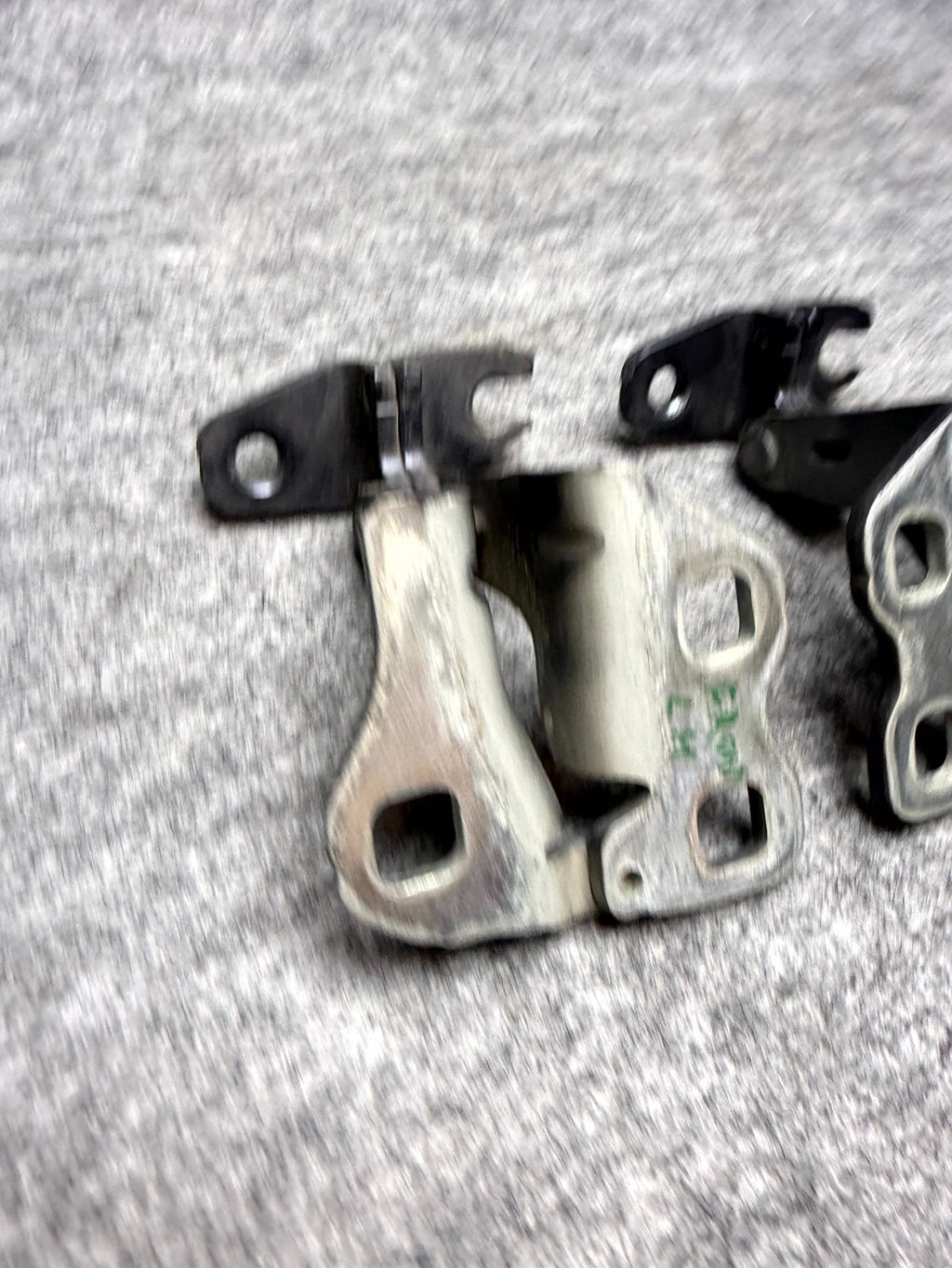 ♦️2017 – 2023 TESLA MODEL 3 FRONT LEFT DRIVER SIDE DOOR HINGE SET OEM, A046571
