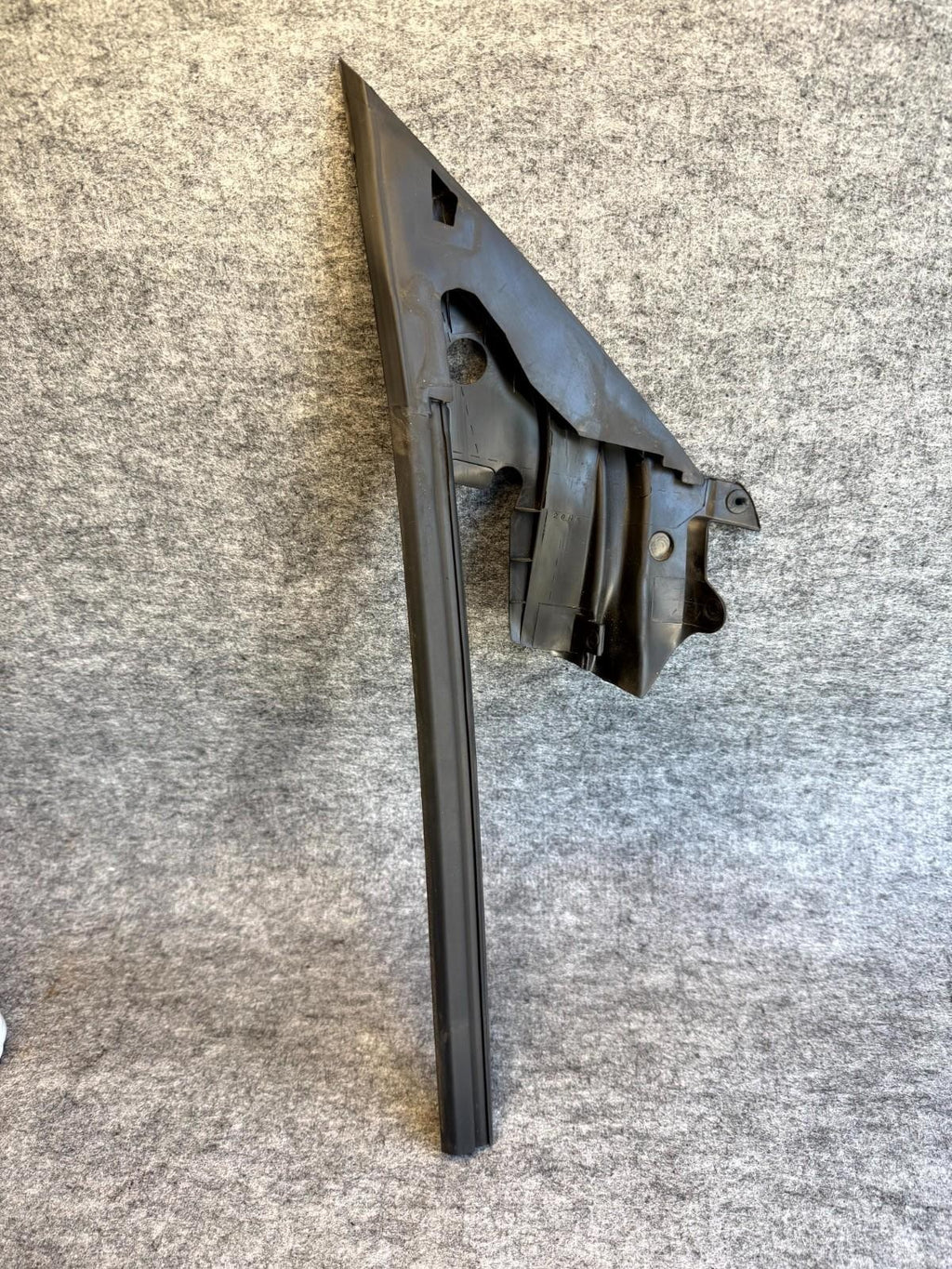 ♦️17-23 TESLA MODEL 3 FRONT RIGHT DOOR A-PILLAR FLAG RUBBER SEAL OEM, 109050200G