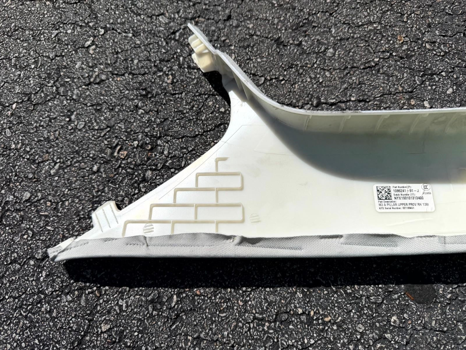♦️2017-2023 TESLA MODEL 3 FRONT RIGHT WINDSHIELD A PILLAR TRIM OEM, 1086241-91-J