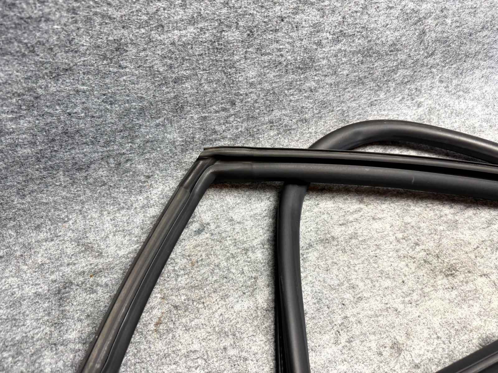 ♦️12-20 TESLA MODEL S REAR RIGHT DOOR WINDOW WEATHERSTRIP SEAL OEM, 1038408-00-A