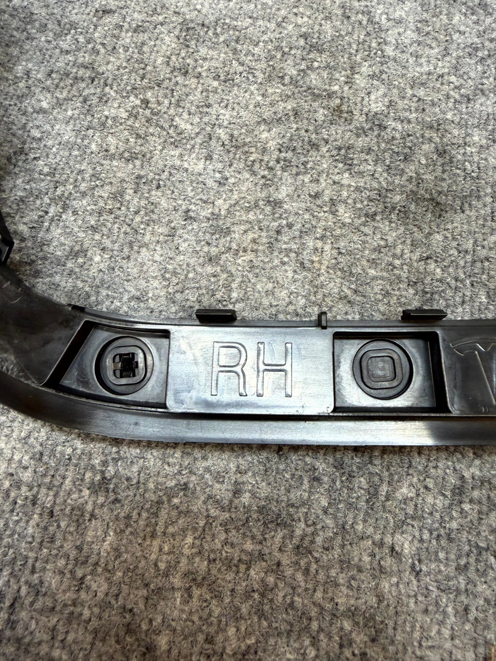 17-23 TESLA MODEL 3 REAR RIGHT BUMPER LOWER SUPPORT RETAINER OEM, 1083991-00-I