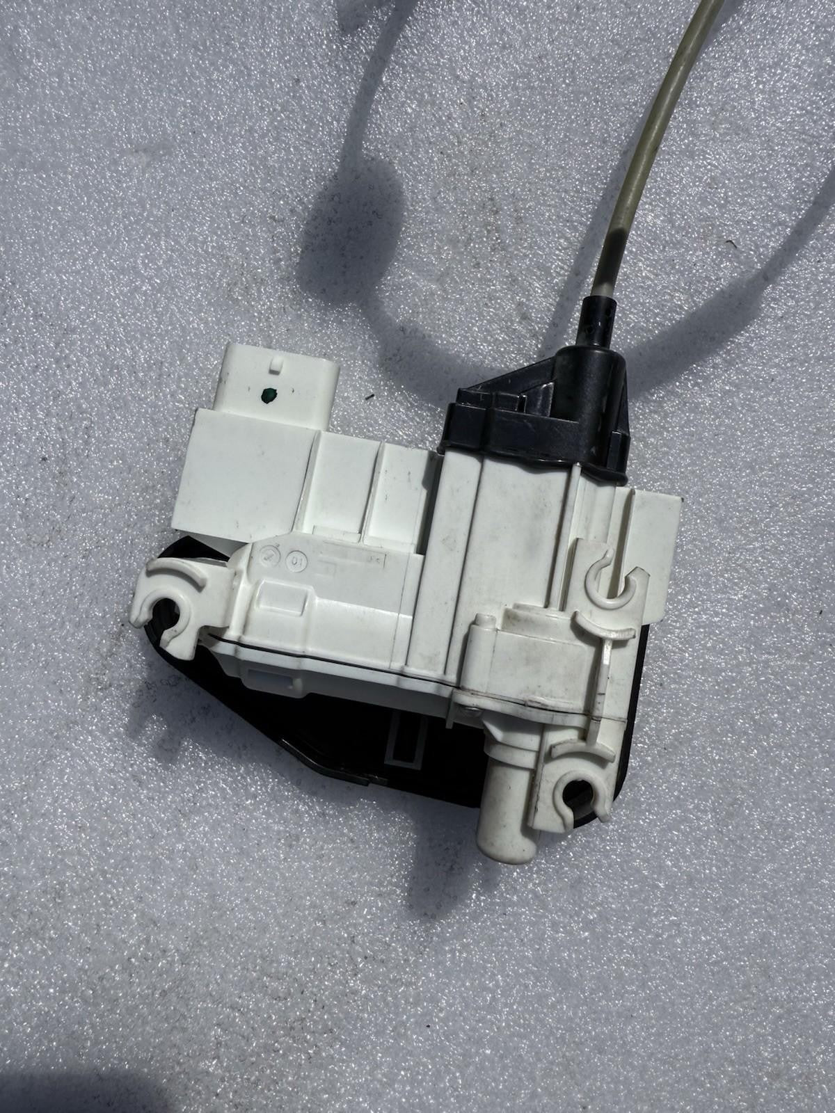 ♦️2016 - 2020 TESLA MODEL X FRONT LEFT SIDE DOOR LOCK ACTUATOR OEM, 1112063-90-A