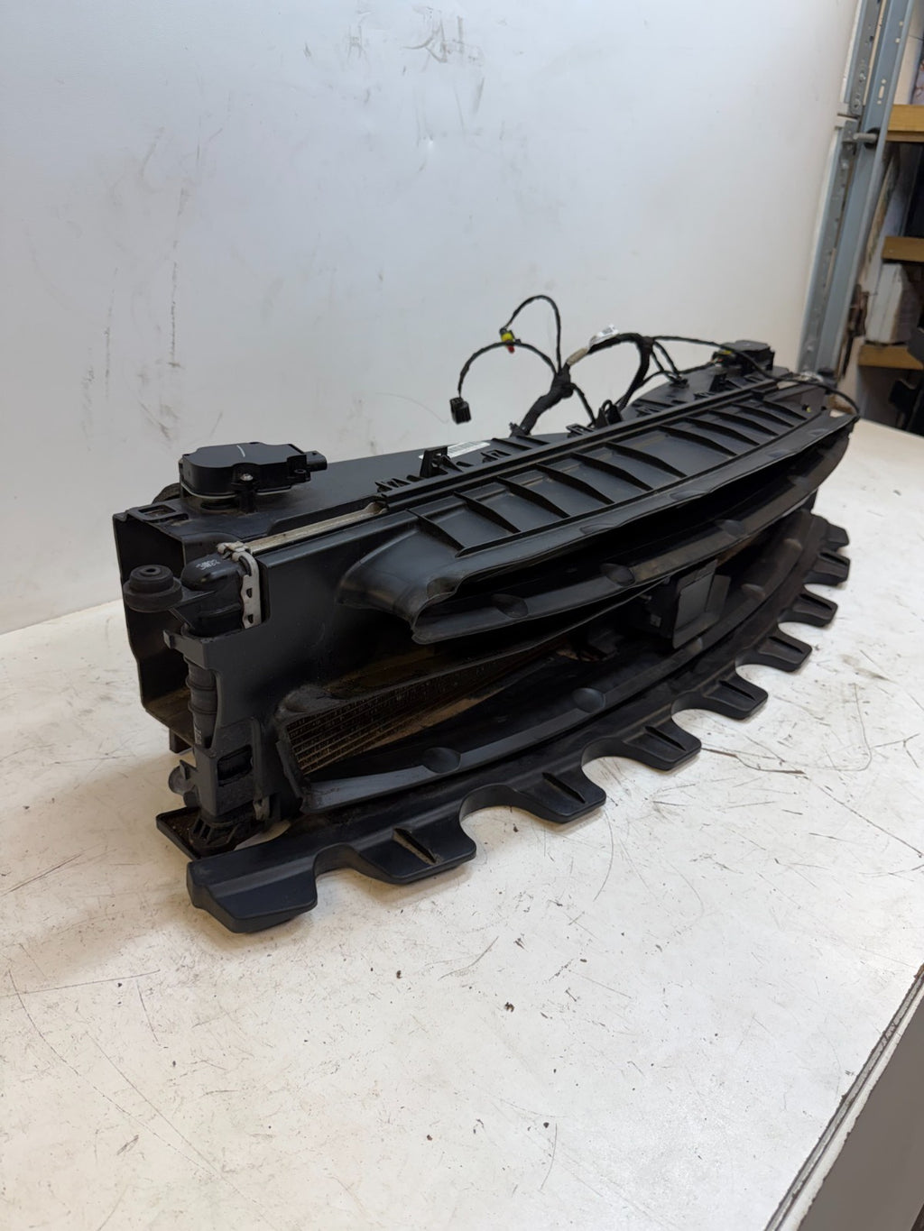 2012-2015 Tesla Model S Radiator Shutter Air Duct Center Intake Grille Assembly