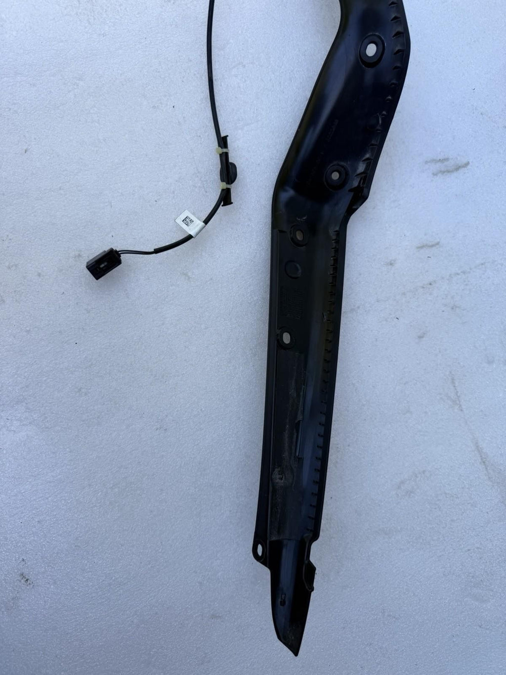 ♦️2016-2020 TESLA MODEL X REAR RIGHT DOOR PINCH SENSOR CARRIER OEM, 1041595-00-E