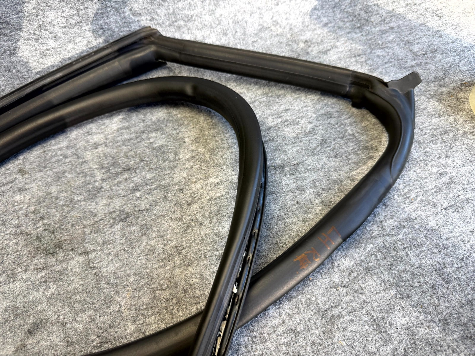 ♦️12-20 TESLA MODEL S REAR LEFT DOOR WINDOW WEATHERSTRIP SEAL OEM, 1038407-00-A