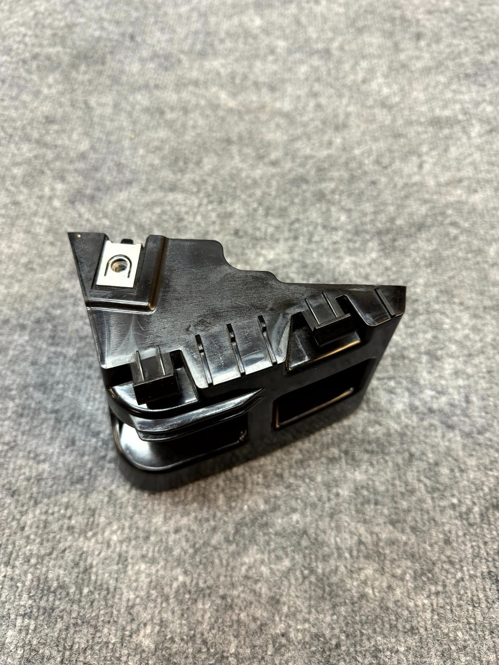 2020 - 2024 TESLA MODEL Y REAR RIGHT SIDE TAILLIGHT BRACKET OEM, 1494039-00-E
