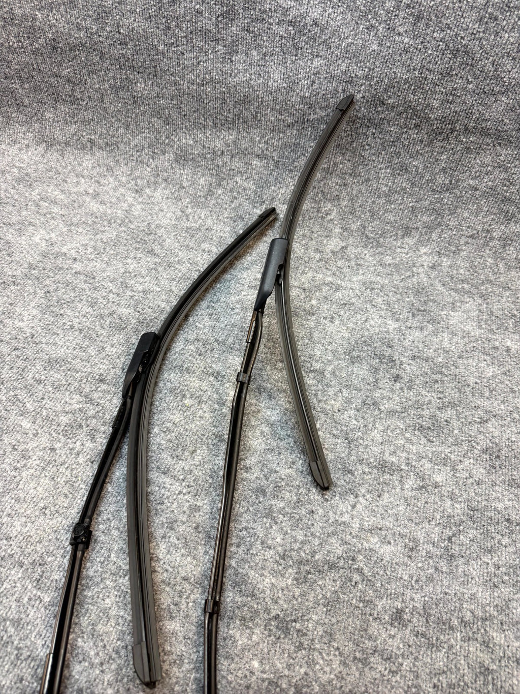20-24 TESLA MODEL Y FRONT RIGHT WINDSHIELD WIPER WASHER ARM OEM, 1490249-00-B