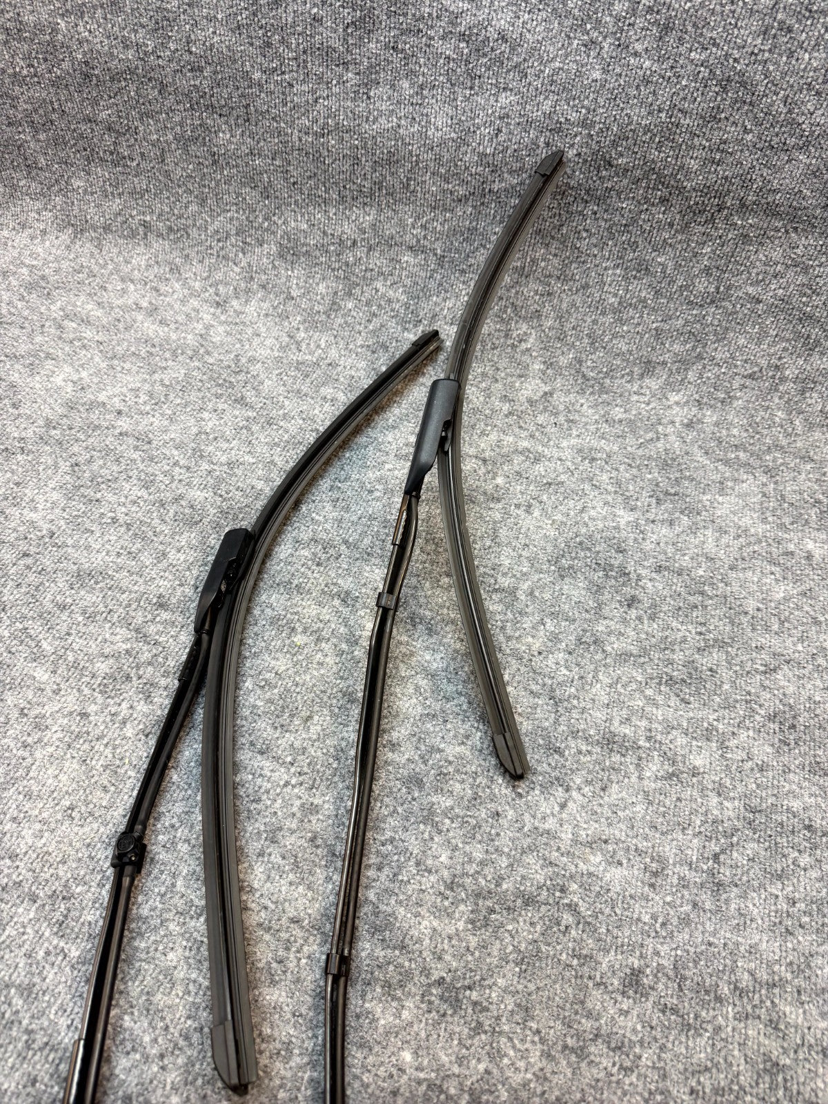 20-24 TESLA MODEL Y FRONT RIGHT WINDSHIELD WIPER WASHER ARM OEM, 1490249-00-B