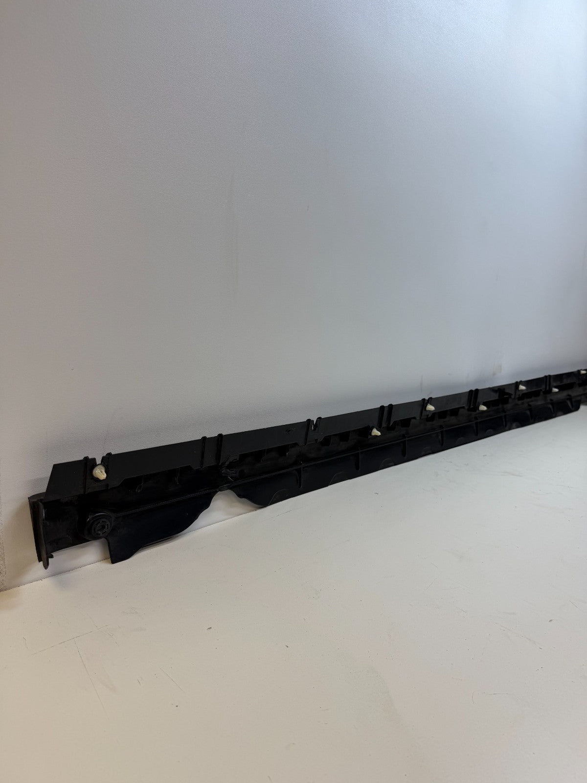 2020-24 TESLA MODEL Y RIGHT SIDE SKIRT ROCKER PANEL MOLDING CARRIER BRACKET
