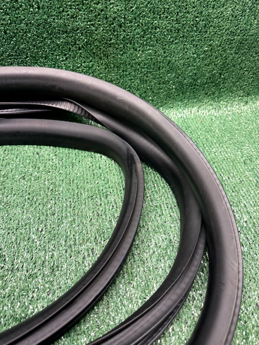 ♦️2017-2023 TESLA MODEL Y/3 FRONT RIGHT DOOR WEATHERSTRIP SEAL OEM, 1497673-00-A