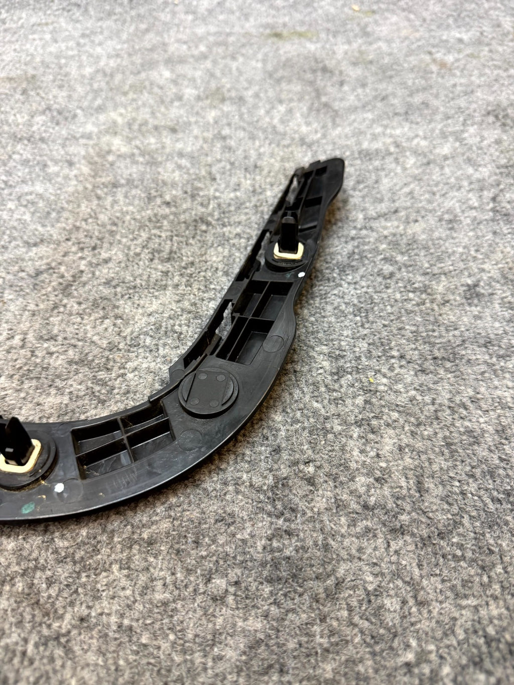 17-23 TESLA MODEL 3 REAR RIGHT BUMPER LOWER SUPPORT RETAINER OEM, 1083991-00-I