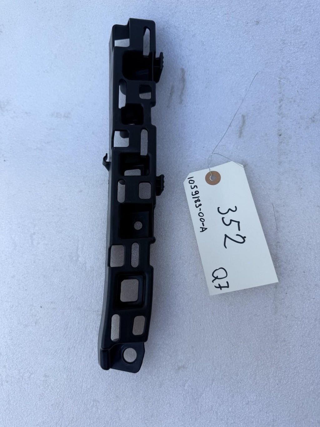 ♦️16-20 TESLA MODEL X REAR RIGHT SIDE UPPER B PILLAR BRACKET OEM, 1059183-00-A