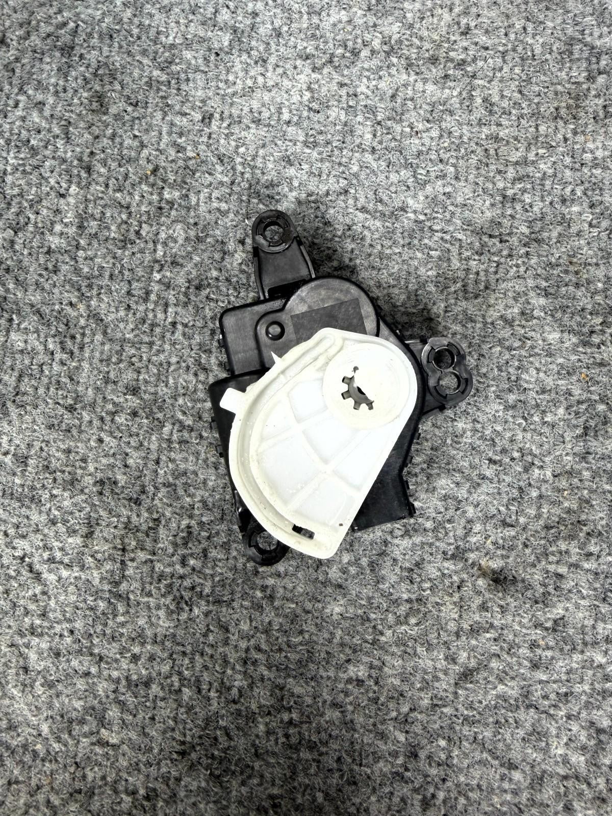 12-20 Tesla Model S X HVCC Heater Control Flap Motor Actuator OEM, D267-AP9BA02