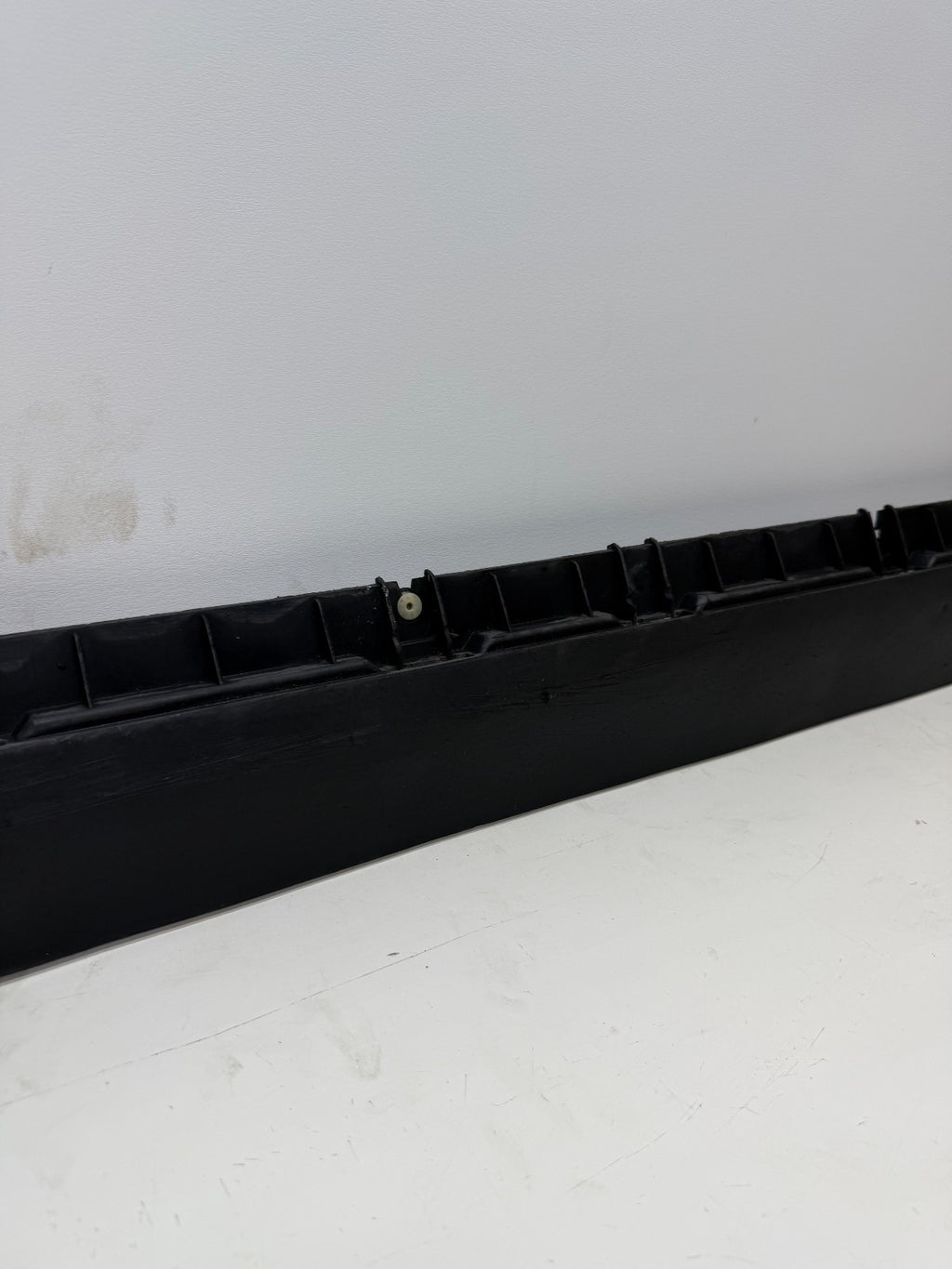 2020-24 TESLA MODEL Y RIGHT SIDE SKIRT ROCKER PANEL MOLDING CARRIER BRACKET
