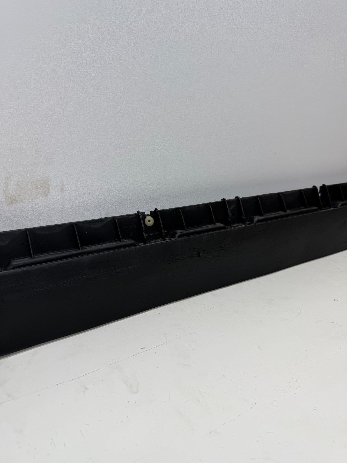 2020-24 TESLA MODEL Y RIGHT SIDE SKIRT ROCKER PANEL MOLDING CARRIER BRACKET