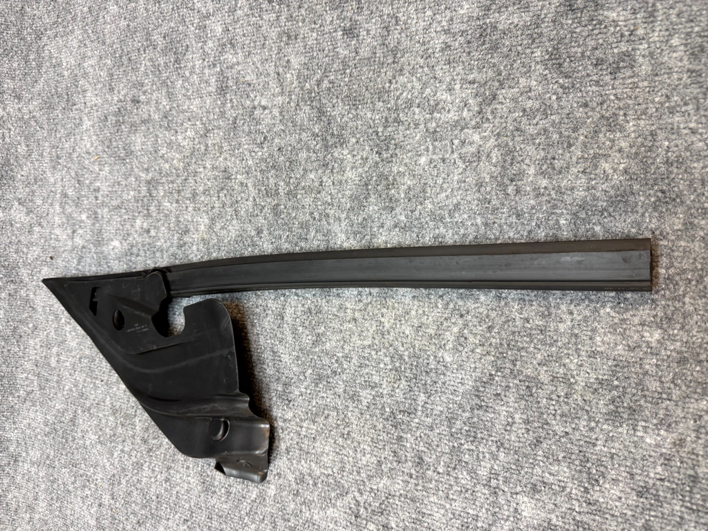 2020-2024 TESLA MODEL Y FRONT RIGHT SIDE RUN WEATHERSTRIP SEAL OEM, 1500067-00-C
