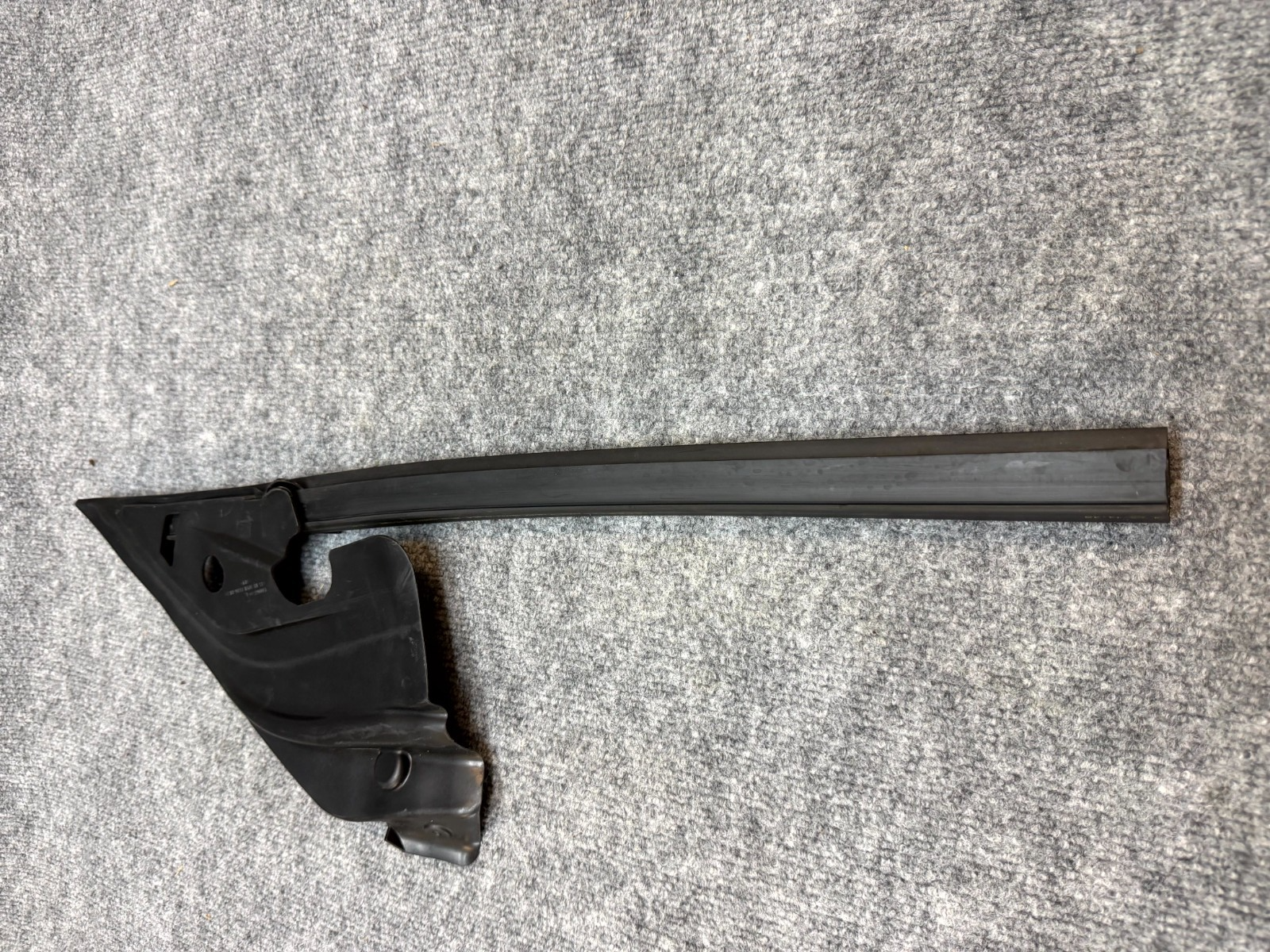 2020-2024 TESLA MODEL Y FRONT RIGHT SIDE RUN WEATHERSTRIP SEAL OEM, 1500067-00-C