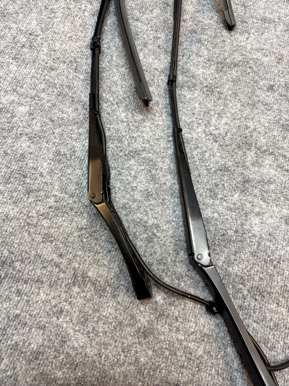 20-24 TESLA MODEL Y FRONT RIGHT WINDSHIELD WIPER WASHER ARM OEM, 1490249-00-B