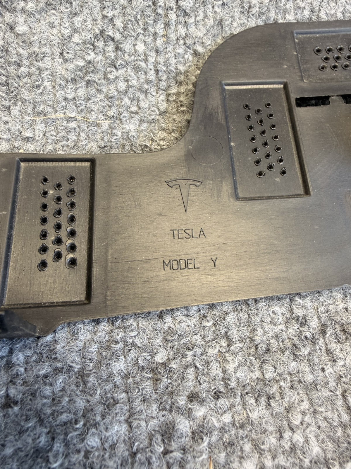 2020 - 2024 TESLA MODEL Y FRONT RIGHT BUMPER FOG LIGHT BRACKET OEM, 1493748-00-A