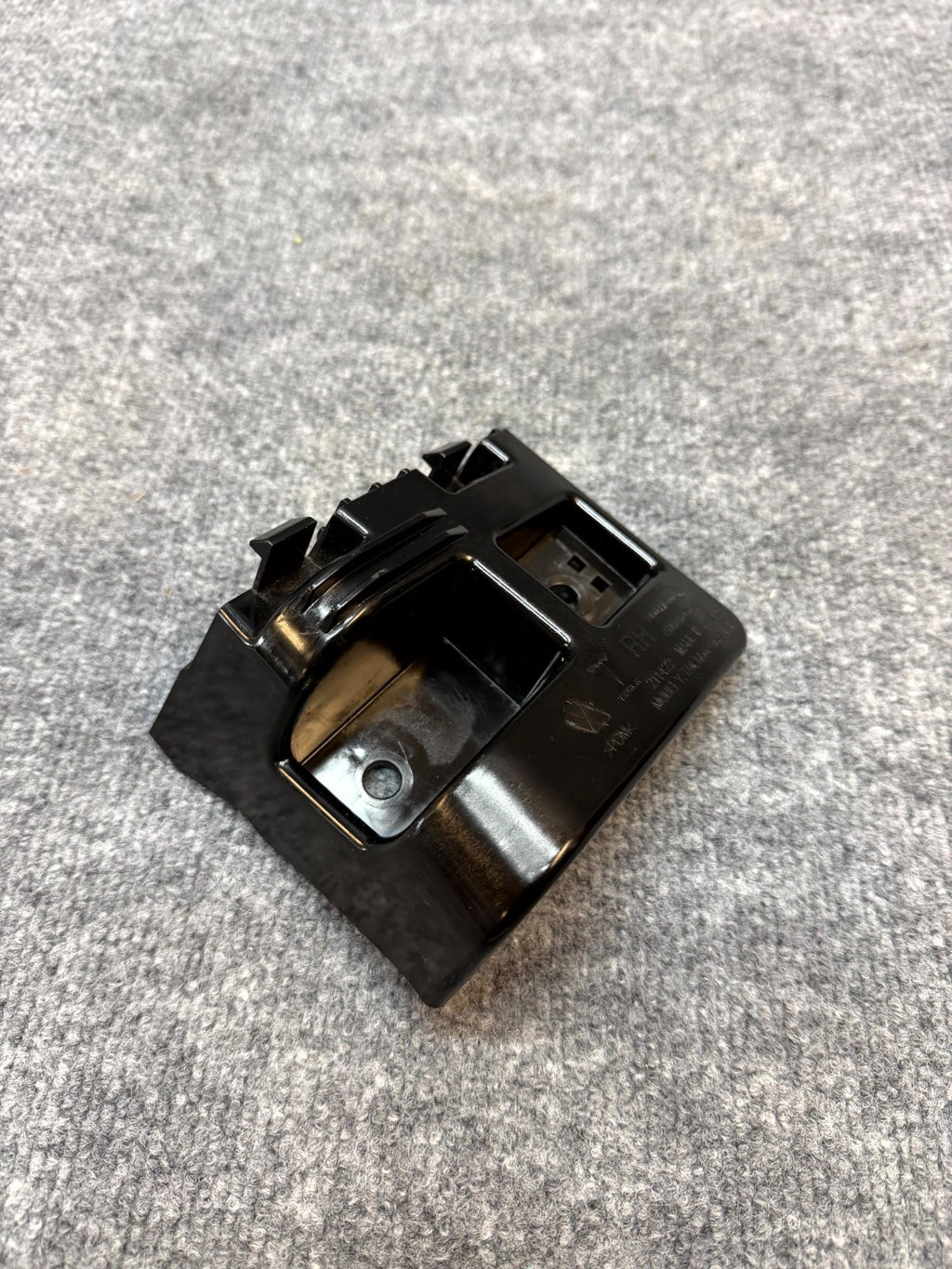 2020 - 2024 TESLA MODEL Y REAR RIGHT SIDE TAILLIGHT BRACKET OEM, 1494039-00-E